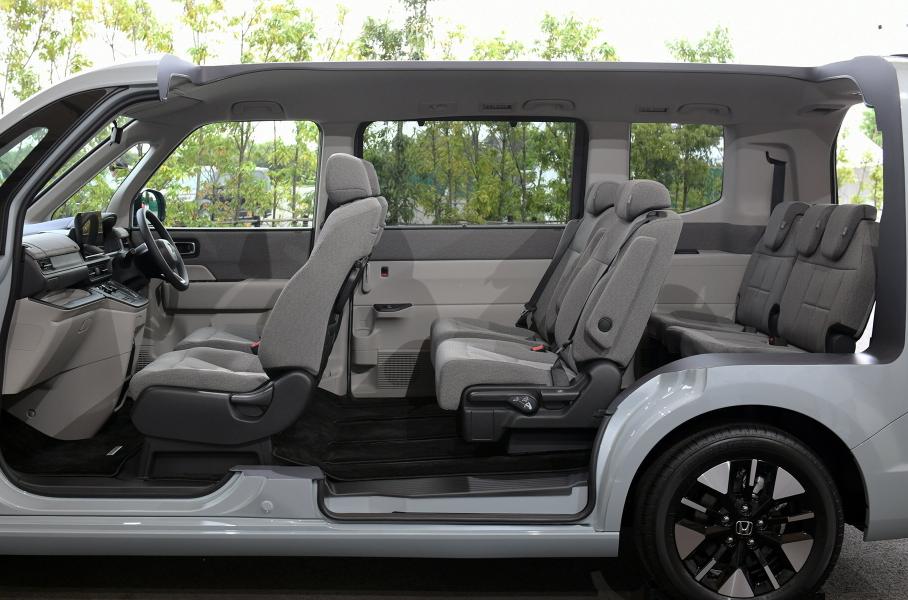 Салон новой Honda Step WGN