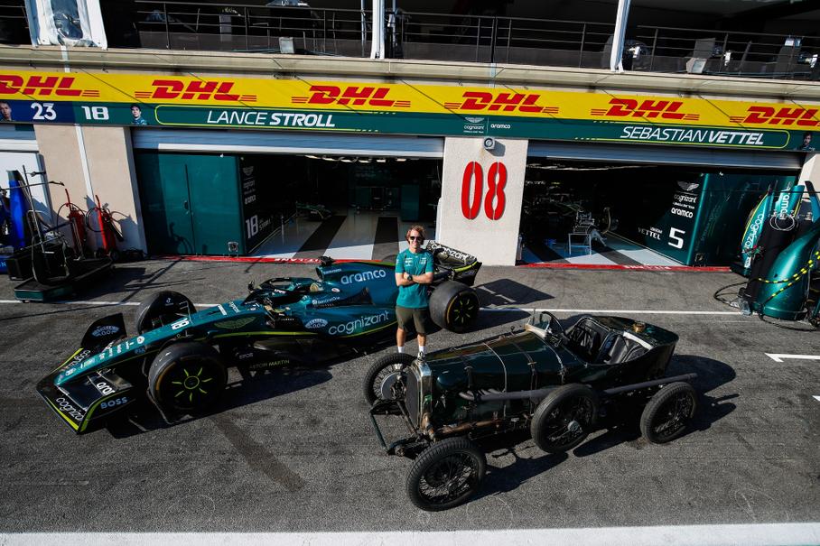 Чемпион Формулы-1 испытал 100-летний Aston Martin на гоночной трассе