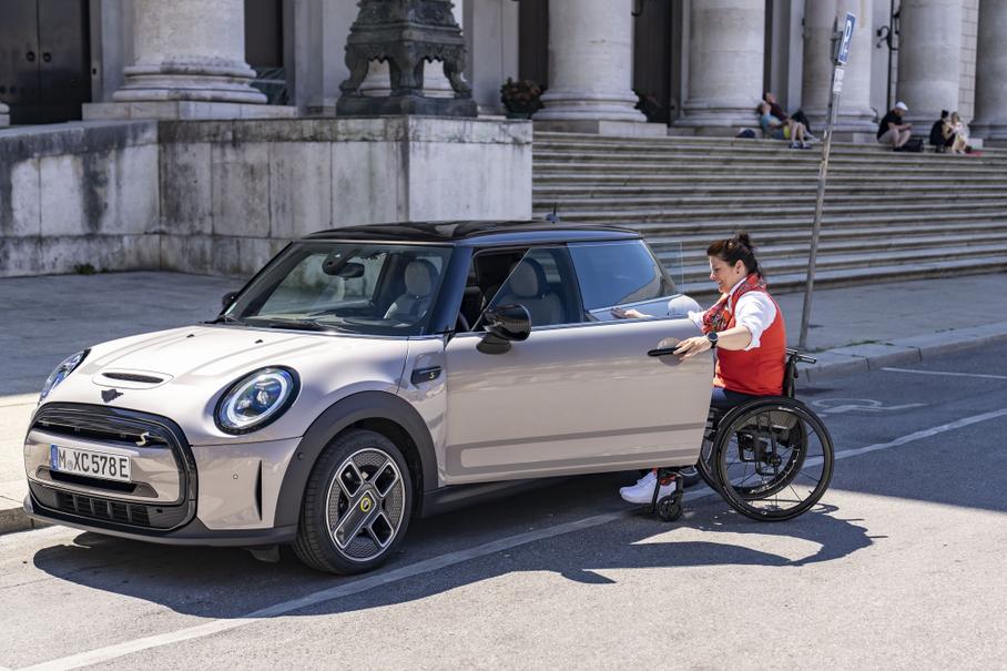 MINI адаптировала электромобиль Cooper SE для колясочников