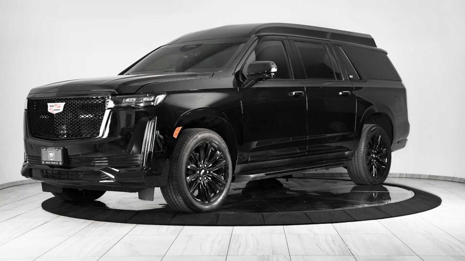 Новый Cadillac Escalade превратили в бронированный офис на колёсах