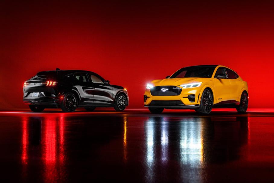 Ford сделал «чёрные» версии Mustang и Mustang Mach-E