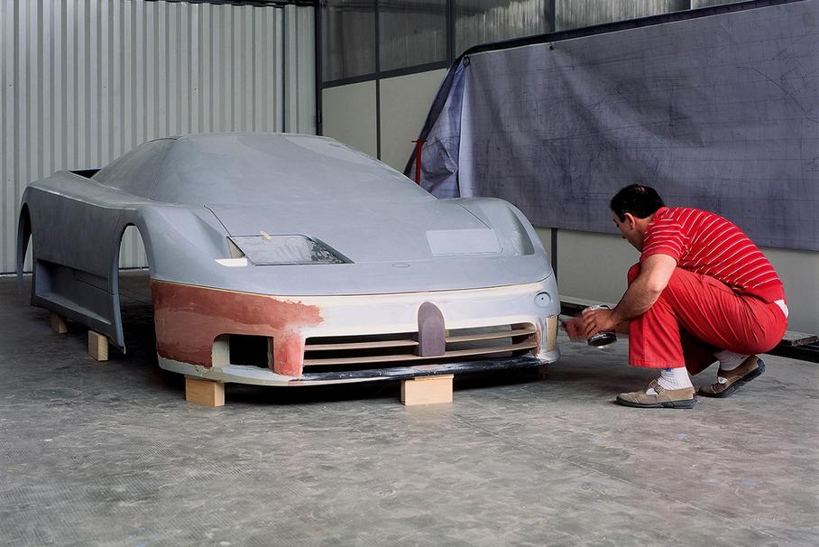 Первый экземпляр книги об истории Bugatti EB110 продали по цене Nissan X-Trail