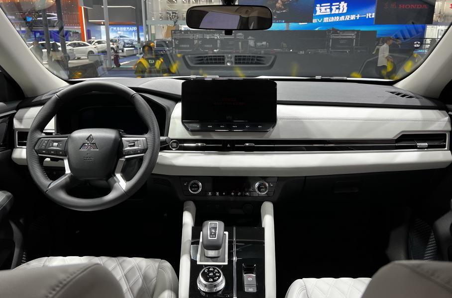 Интерьер китайского Mitsubishi Outlander, autohome.com.cn