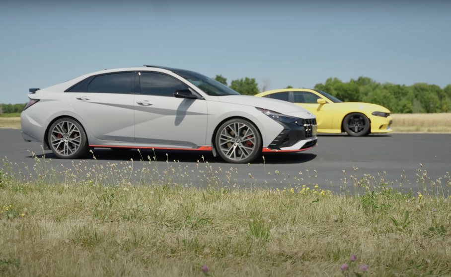 Hyundai Elantra N и Dodge Charger свели в гонке по прямой