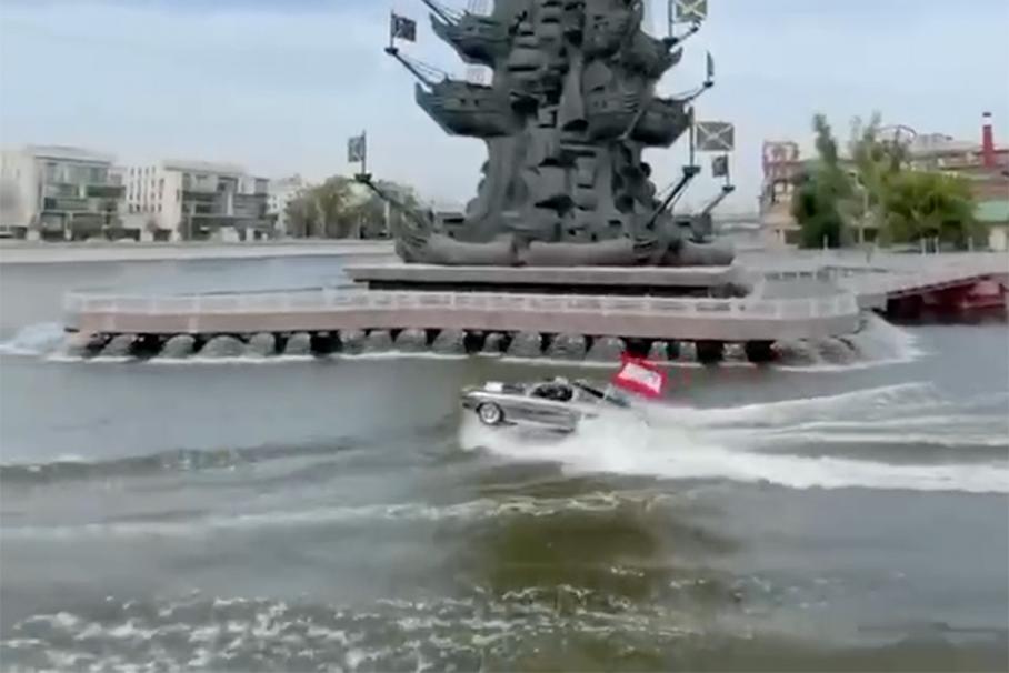 Видео: на Москве-реке замечен водоплавающий Ford Mustang