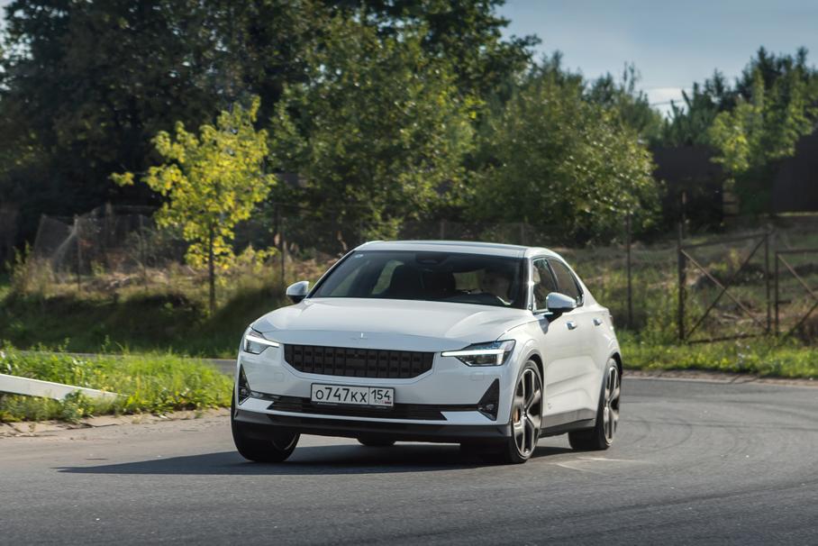 Даже если с приличным перебором хода резко повернуть руль, Polestar 2 скорее удивит способностью войти в поворот, чем спасует под такой провокацией. Передняя ось вообще никогда не «плужит» мимо траектории — она или цепляется, или скользит уже синхронно с задней
