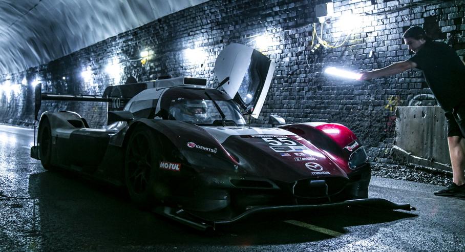 Посмотрите, как гоночный прототип Mazda промчал по тоннелю для паровозов