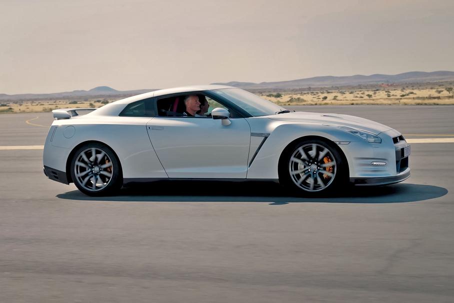 Видео: 75-летний пенсионер разогнался на 1200-сильном Nissan GT-R до 350 км/ч