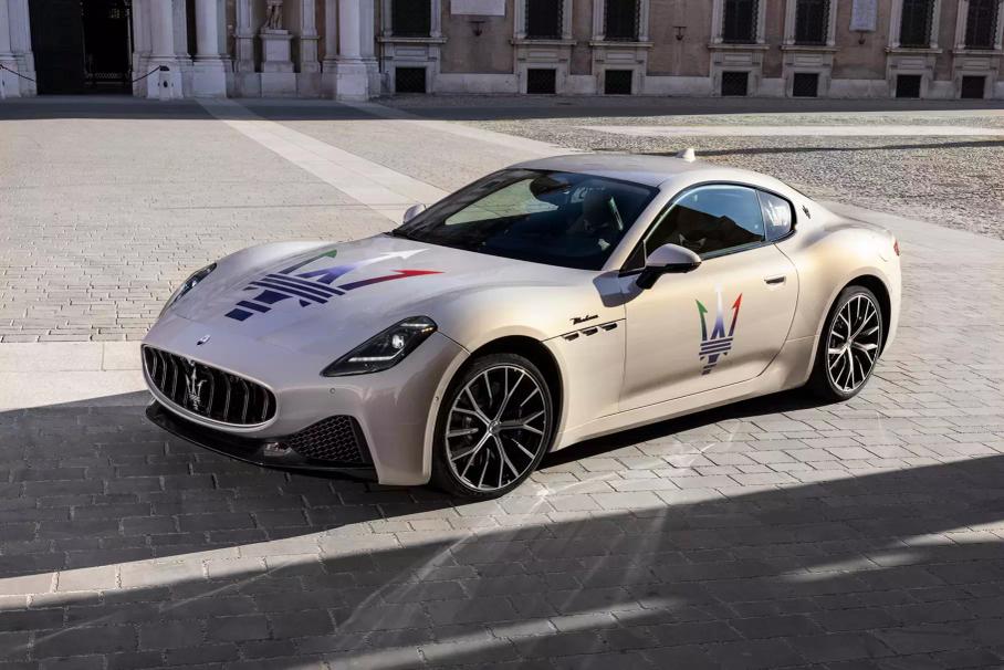 Первый кроссовер Ferrari, Ford Mustang седьмого поколения и новый гиперкар Pagani: главное за неделю