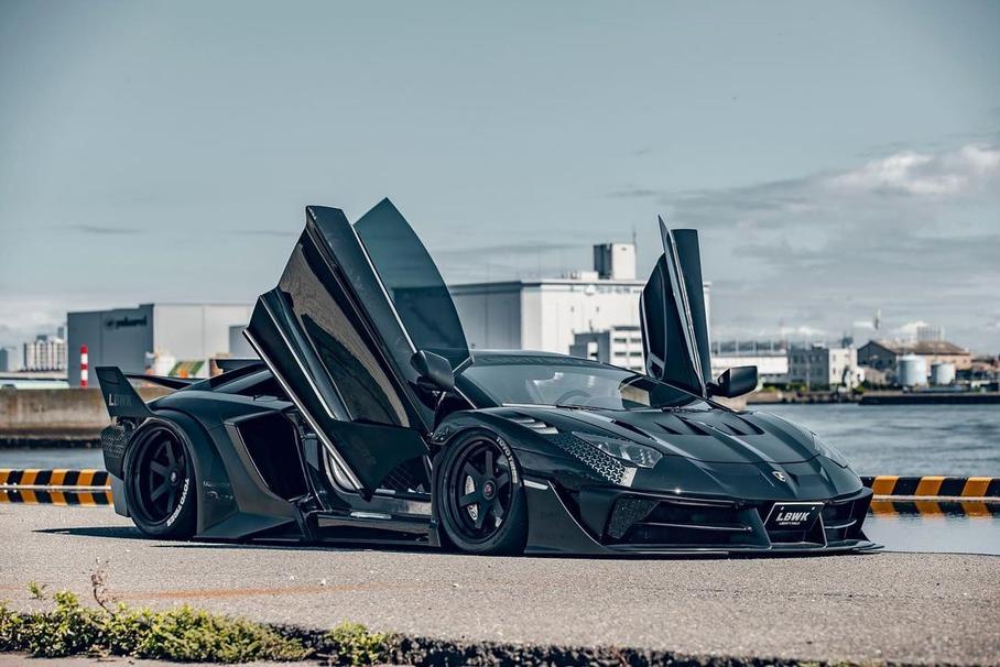 Liberty Walk показала тюнинг для Lamborghini Aventador
