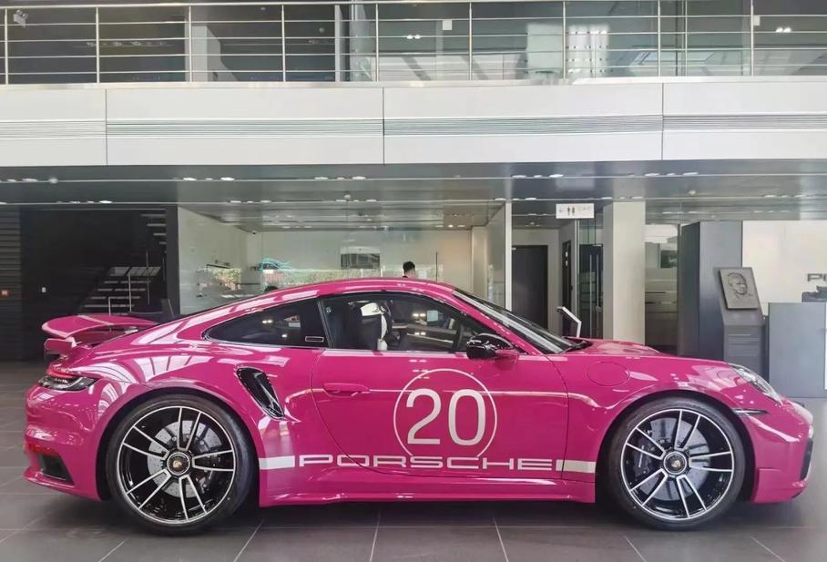 Посмотрите на очень розовый Porsche 911 Turbo S