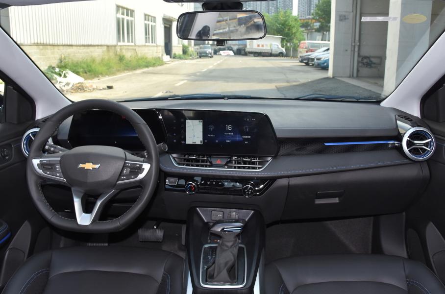 Интерьер обновленного седана Chevrolet Monza, autohome.com.cn