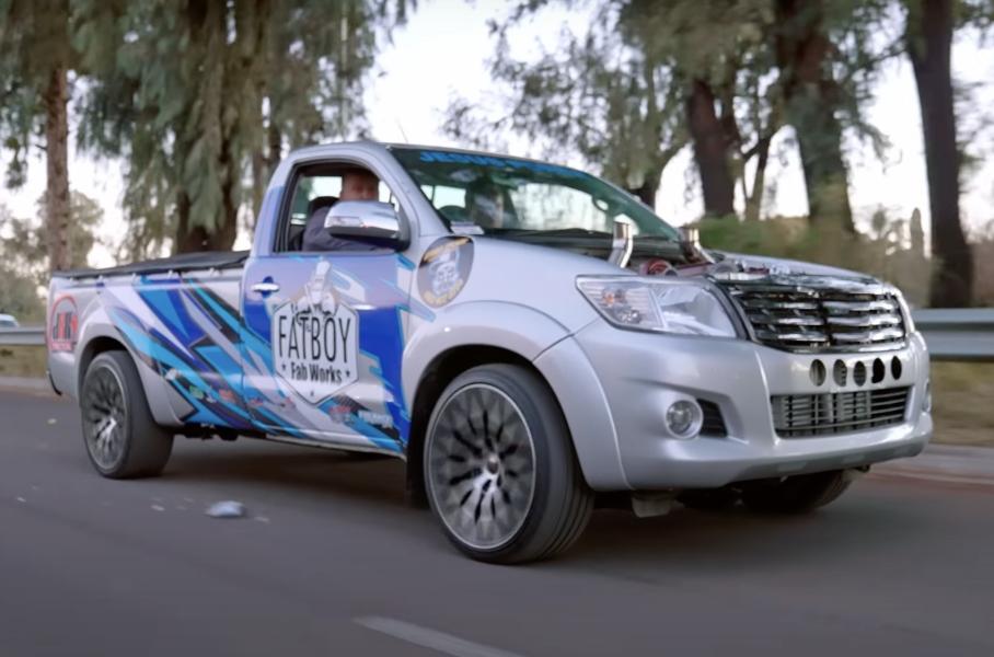 Посмотрите на пикап Toyota Hilux с битурбомотором V12