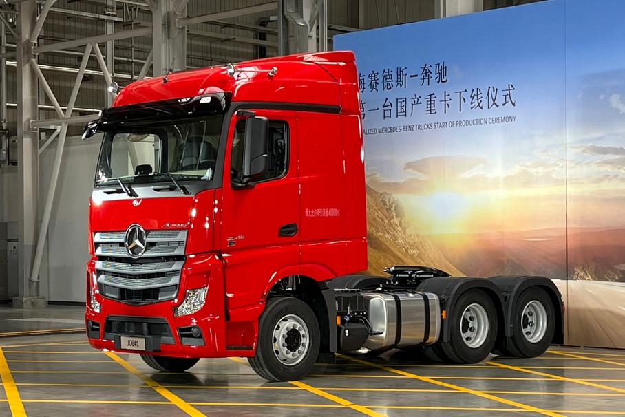 Mercedes-Benz начал выпускать тяжелые тягачи на заводе в Пекине