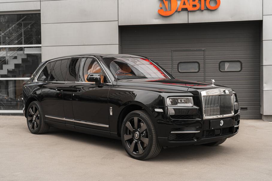 Удлиненный Rolls-Royce Cullinan продают в России за 92 млн рублей