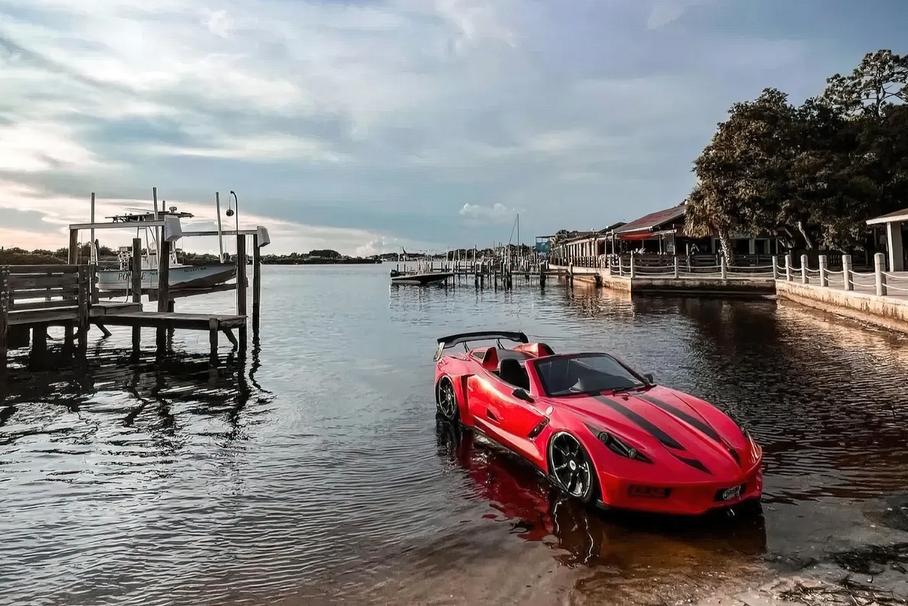 Посмотрите на двухместную лодку с кузовом от Chevrolet Corvette