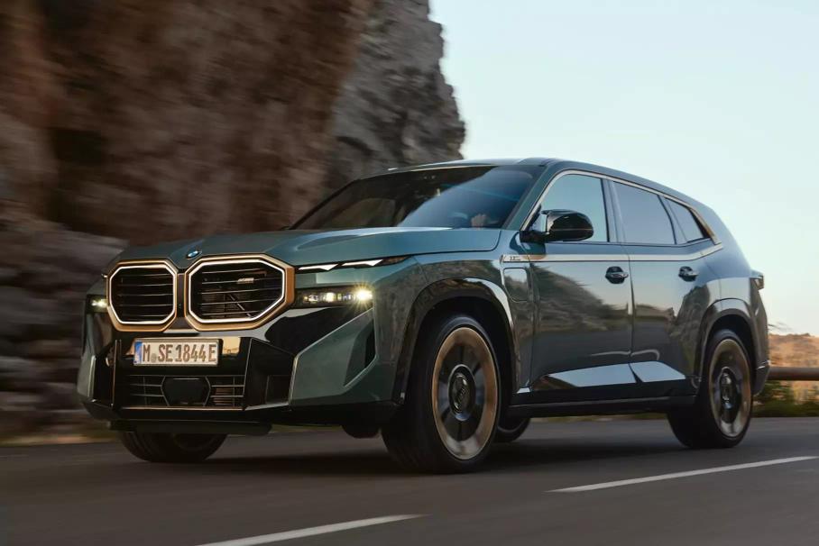 Долгожданный внедорожник Aurus, гибридный суперкроссовер BMW XM и уникальный родстер Ferrari: главное за неделю