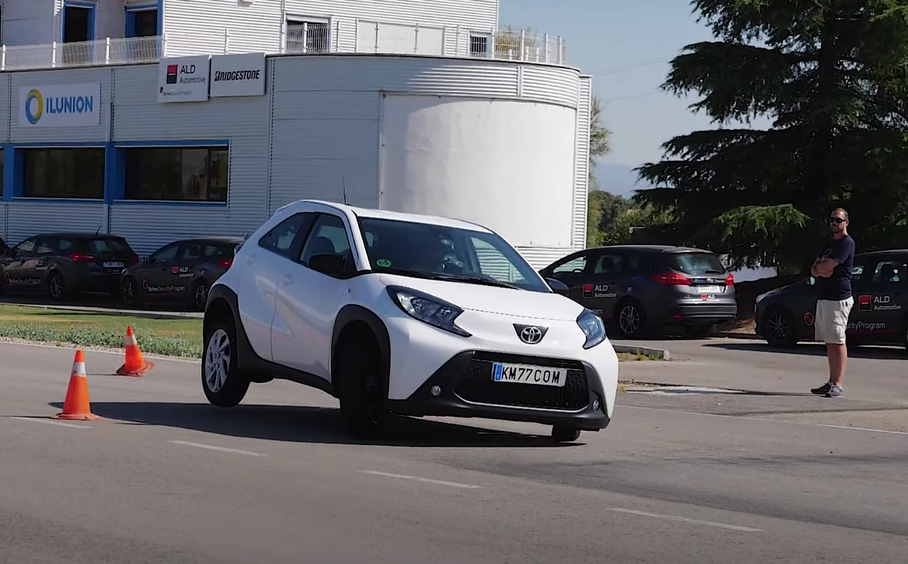 Toyota Aygo X провалился в «лосином тесте»