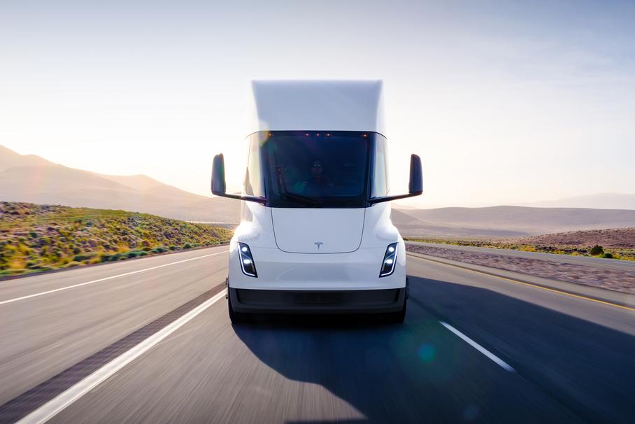 Tesla готова начать поставки электрогрузовиков Semi