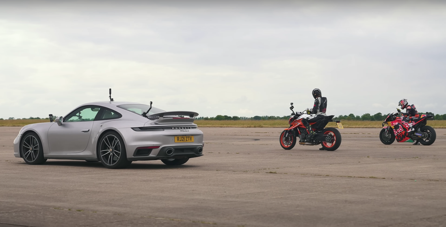 Спорткар Porsche сравнили в дрэге с дорожным и гоночным мотоциклами KTM