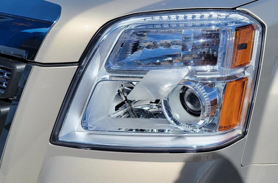GMC решила проблему слишком ярких фар с помощью наклейки 