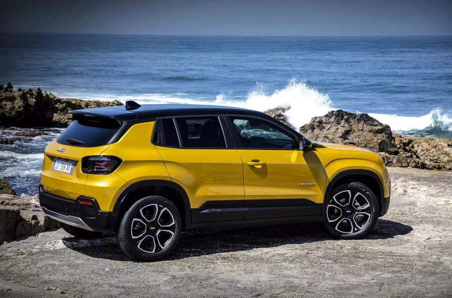Первый электрокроссовер Jeep, драйверская версия Porsche 911 и новый флагман Hyundai: главное за неделю