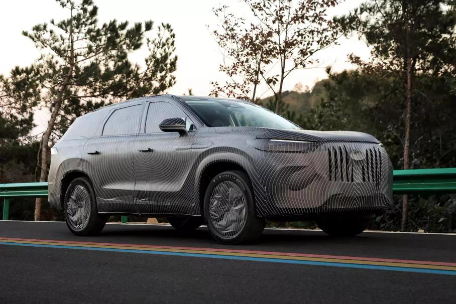 Первый электрокроссовер Jeep, драйверская версия Porsche 911 и новый флагман Hyundai: главное за неделю
