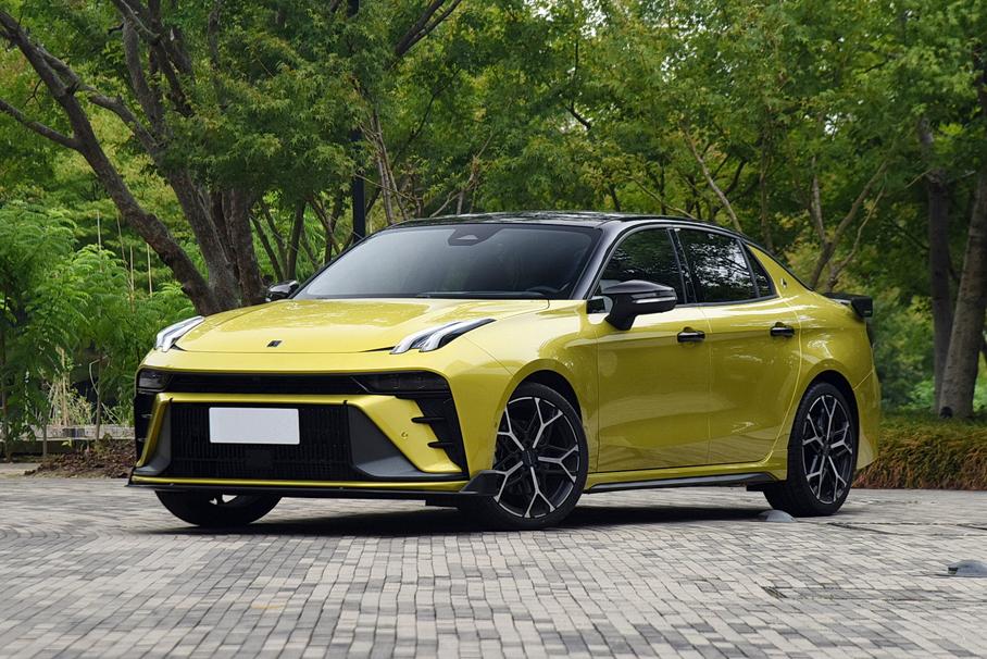 Geely начала продажи обновленного спортседана с полным приводом