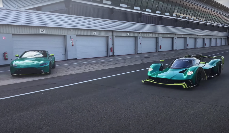Посмотрите на круг по треку на Aston Martin Valkyrie AMR Pro с пилотом Формулы-1