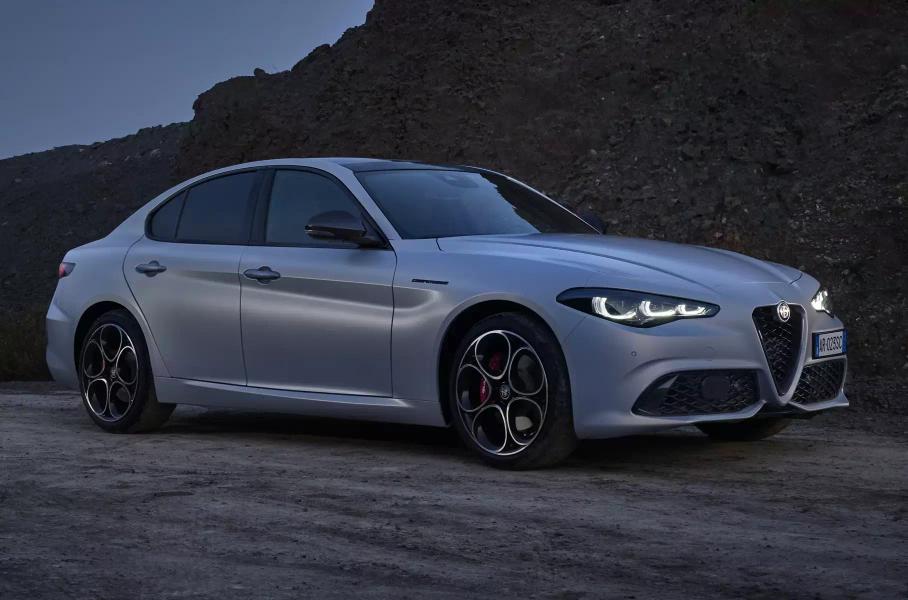 Обновлённые Alfa Romeo, первый электроседан Toyota и спецверсия Mercedes-AMG C 63 S: главное за неделю