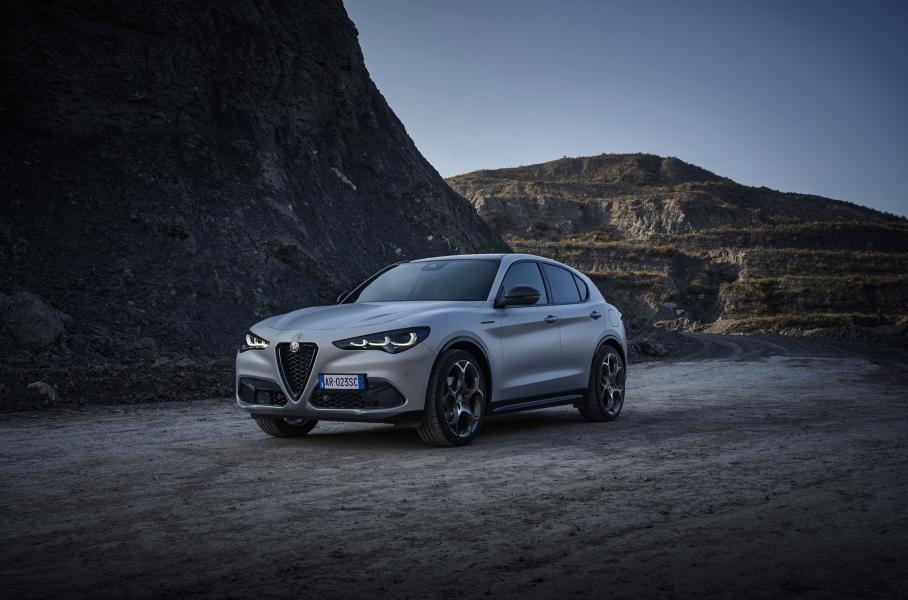 Обновлённые Alfa Romeo, первый электроседан Toyota и спецверсия Mercedes-AMG C 63 S: главное за неделю