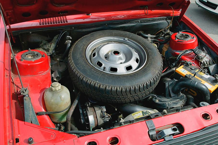 Запасное колесо под капотом Renault 14