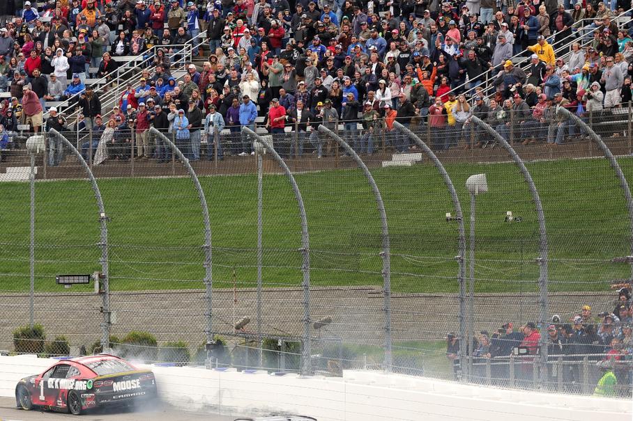 Гонщик NASCAR обогнал соперников трюком из видеоигры