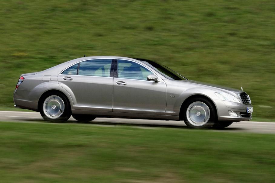 Mercedes-Вenz S-Class W221 представили в 2005 году. И это был тяжелый удар по Майбахам