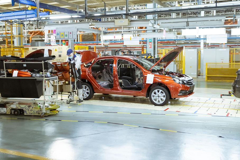 АвтоВАЗ прогнозирует сокращение продаж автомобилей более чем вполовину