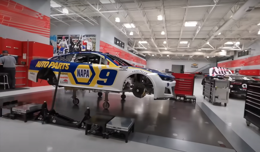 Посмотрите на базу чемпионской команды NASCAR глазами дрона