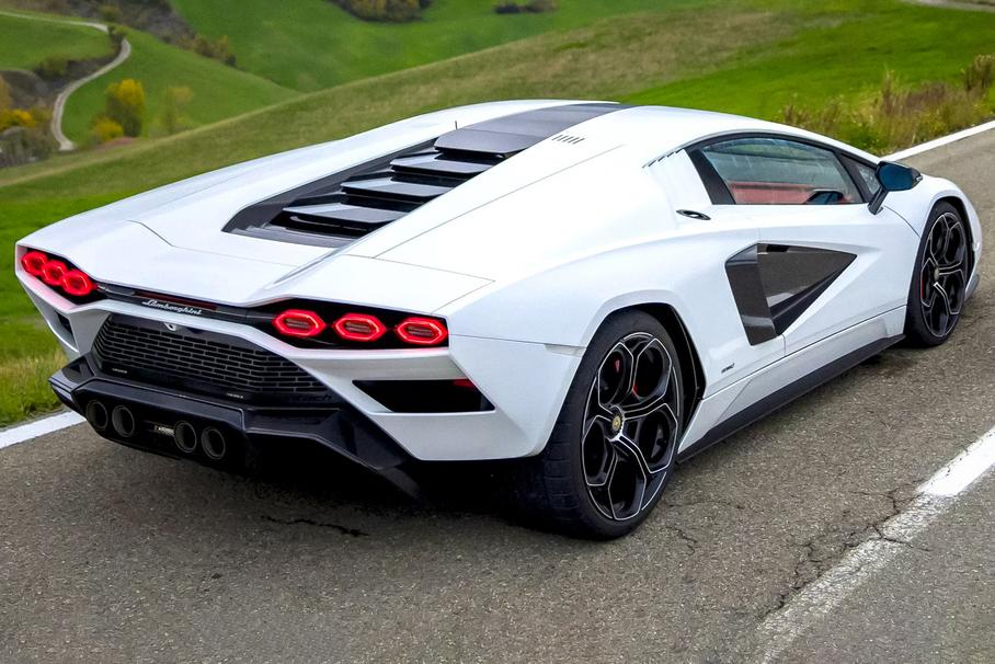 Lamborghini отзывает новые Countach из-за разваливающейся крышки моторного отсека