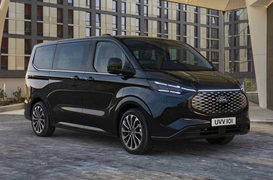 Новый Ford Tourneo Custom: полный привод и электромотор