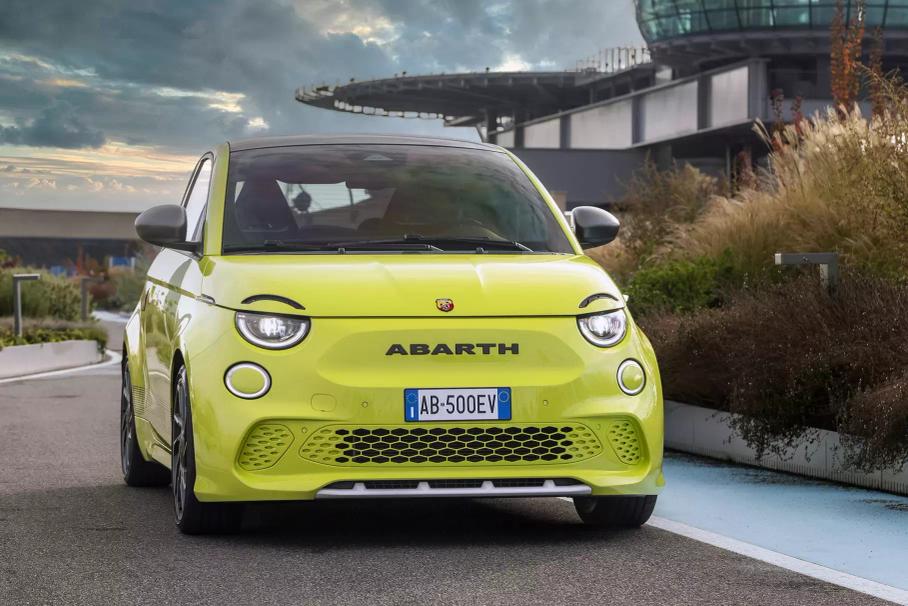 Возрождённое купе BMW 3.0 CSL, лимитированный гиперкар Zenvo TSR-GT и будущий Mercedes-Benz E-Class: главное за неделю