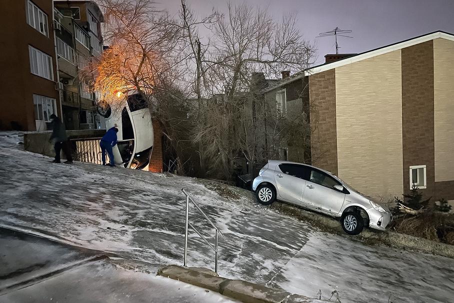 Каток на дорогах и 157 разбитых автомобилей: последствия гололеда в Приморье