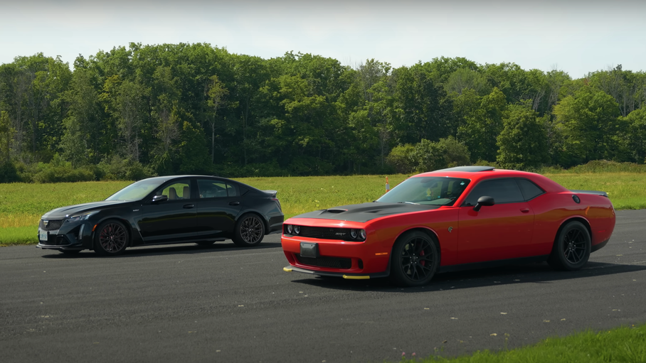 Dodge Challenger SRT Hellcat и Cadillac CT5-V Blackwing сравнили в гонке по прямой
