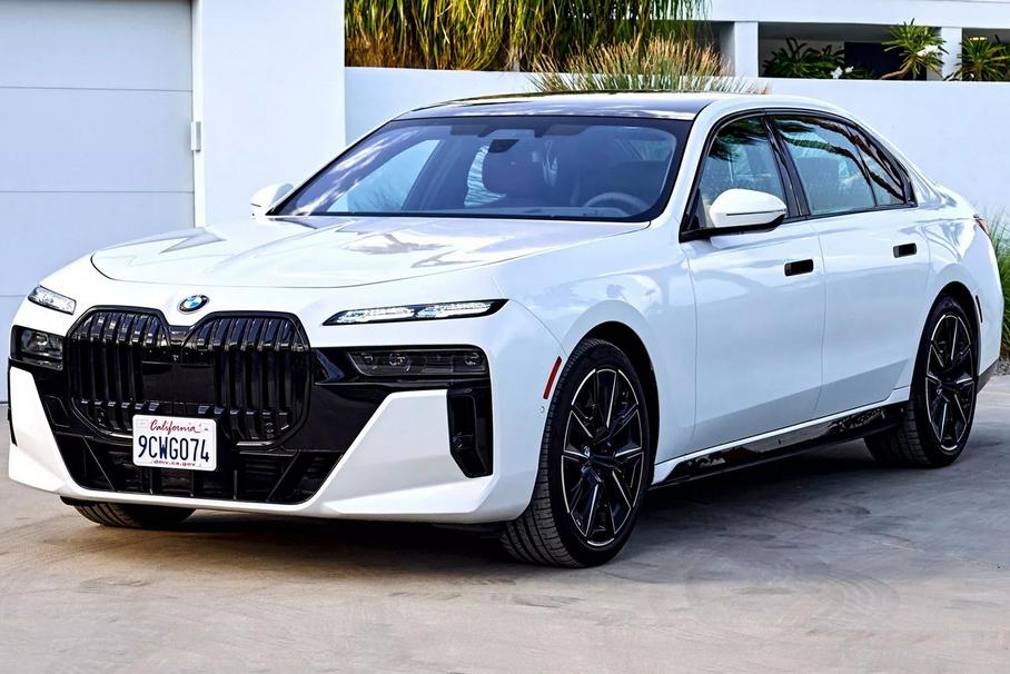 BMW отзывает новые 7-Series и i7 из-за проблем с электроникой