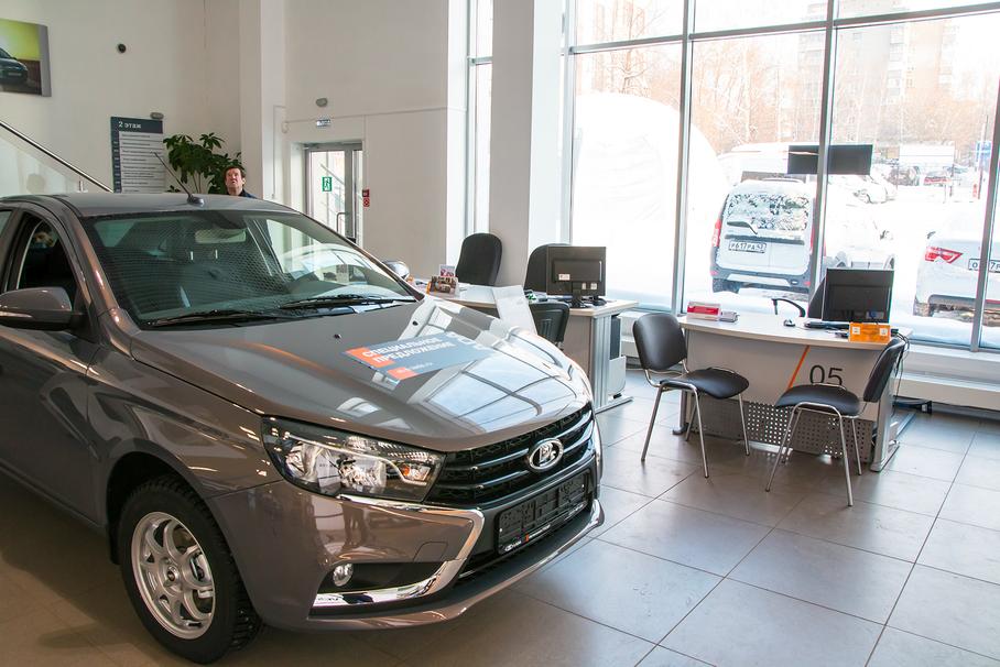 Продажи новых автомобилей в России рухнули почти на 50 процентов