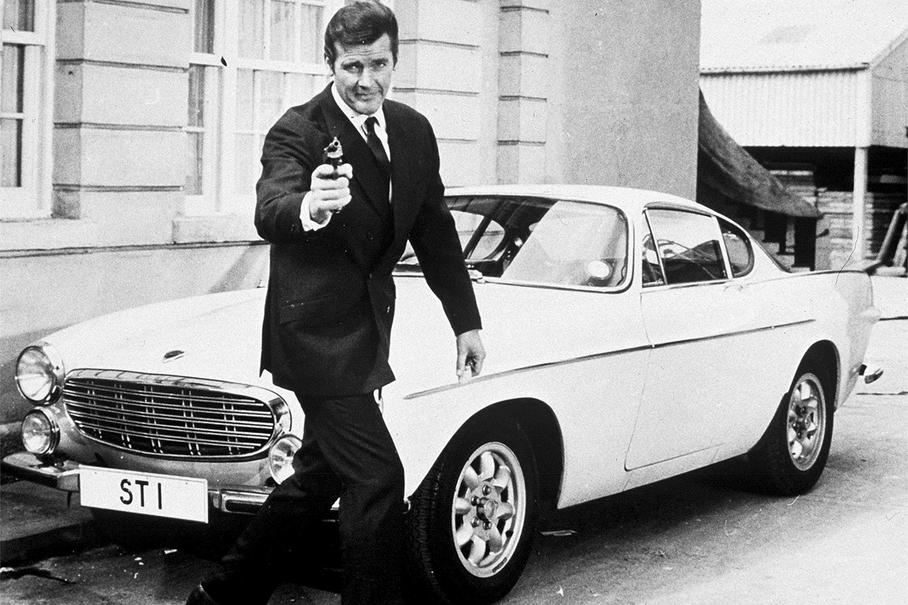 Роджер Мур в роли Саймона Темплера в сериале «Святой» (The Saint) и купе Volvo P1800 S