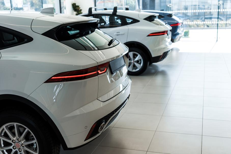 Богатые россияне покупают по два одинаковых роскошных автомобиля. И вот почему