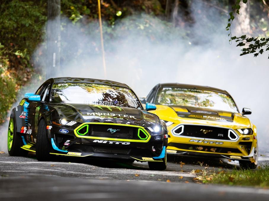 Посмотрите на парный дрифт Ford Mustang на осенней дороге