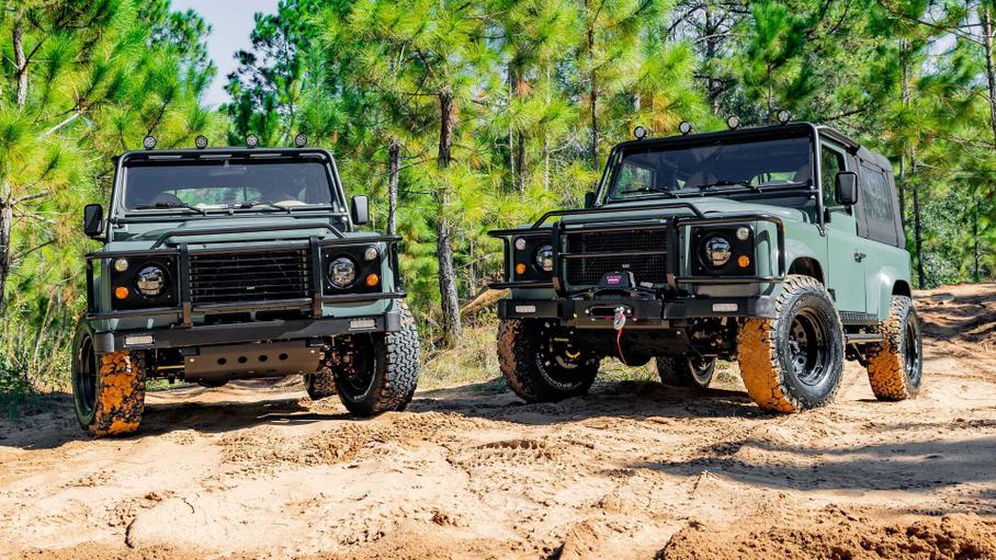 ECD Automotive Design построил два рестомода Land Rover Defender для лучших друзей