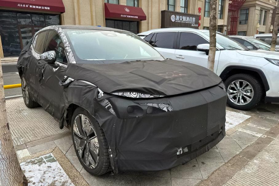 Электрический Volvo EX30 вышел на тесты: первые шпионские фотографии