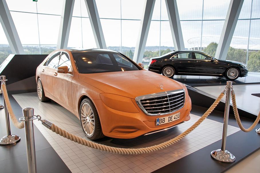 Макет Мерседеса S-Класса W222 в натуральную величину в музее Mercedes-Benz в Штутгарте