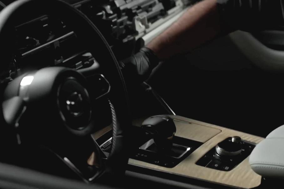 Mazda показала на видео салон флагманского CX-90